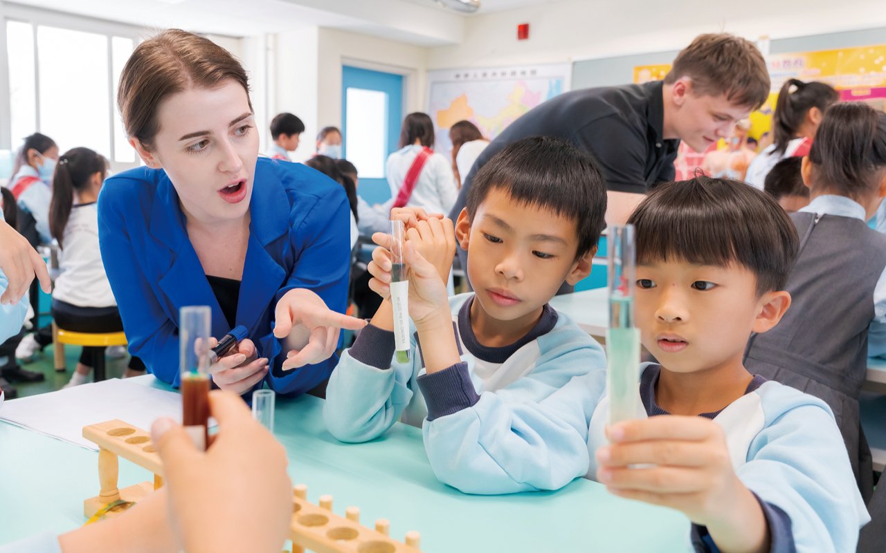 學校投放大量資源，提升師資質素，故學校有4位外籍英語老師 / 英語教學助理，建構專業教學團隊，營造國際化英語學習氛圍。