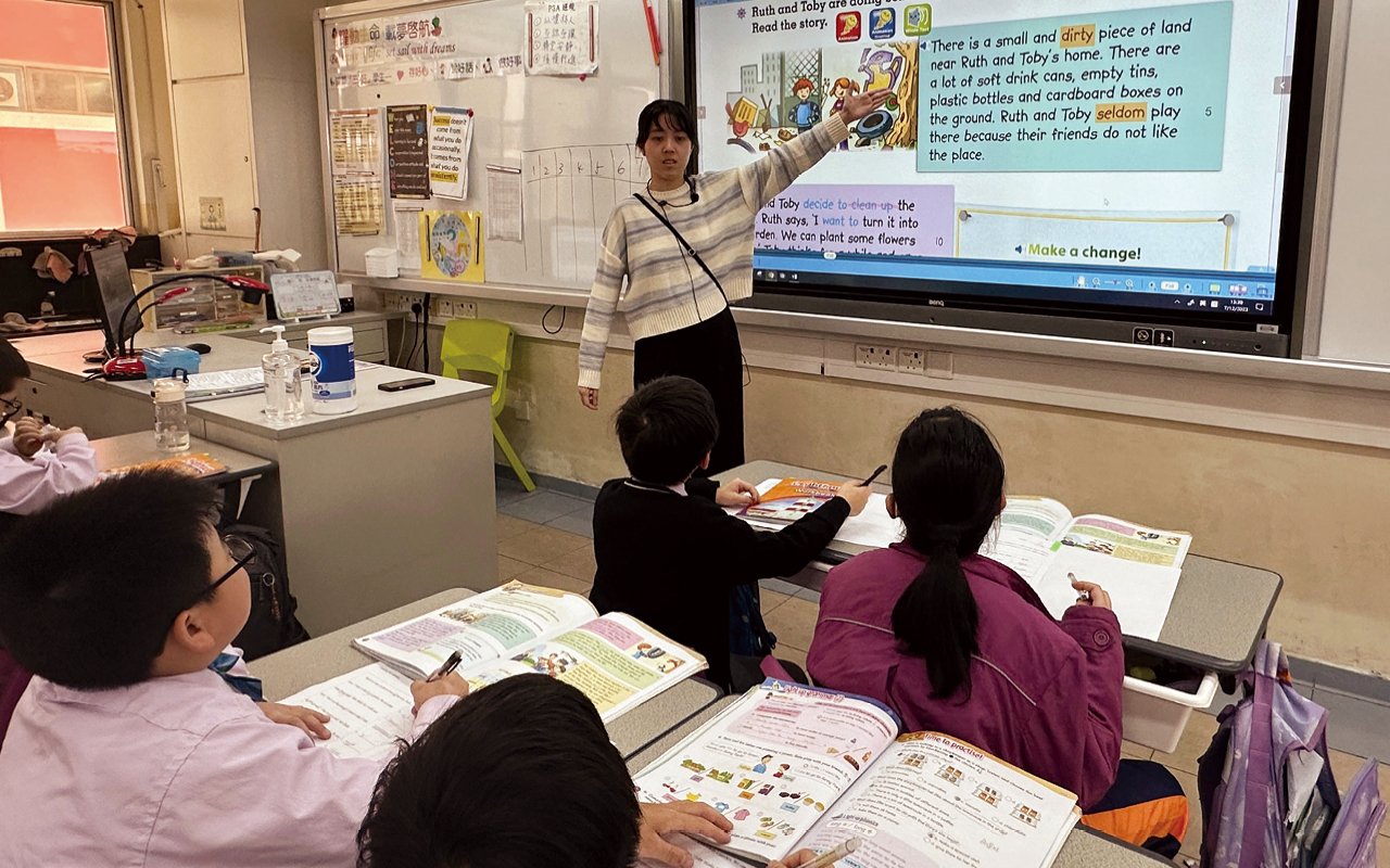 學校於一至六年級推行跨課程閱讀，外籍老師會帶領學生在課堂一起閱讀不同種類及主題的圖書，並連繫校本課程的學習主題，擴闊學生的閱讀層面，達至延伸閱讀的效果，藉以提升閱讀興趣和閱讀能力。
