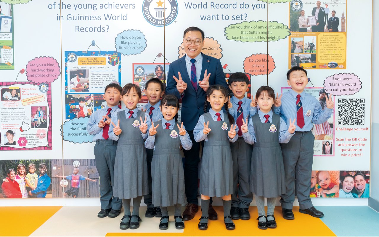 學校積極為學生提供整全的英語學習配套，透過在英語語境、課程規劃、學習活動等方面着手，精心安排全方位的英語學習經歷，幫助學生擴闊視野，從英語認識世界。