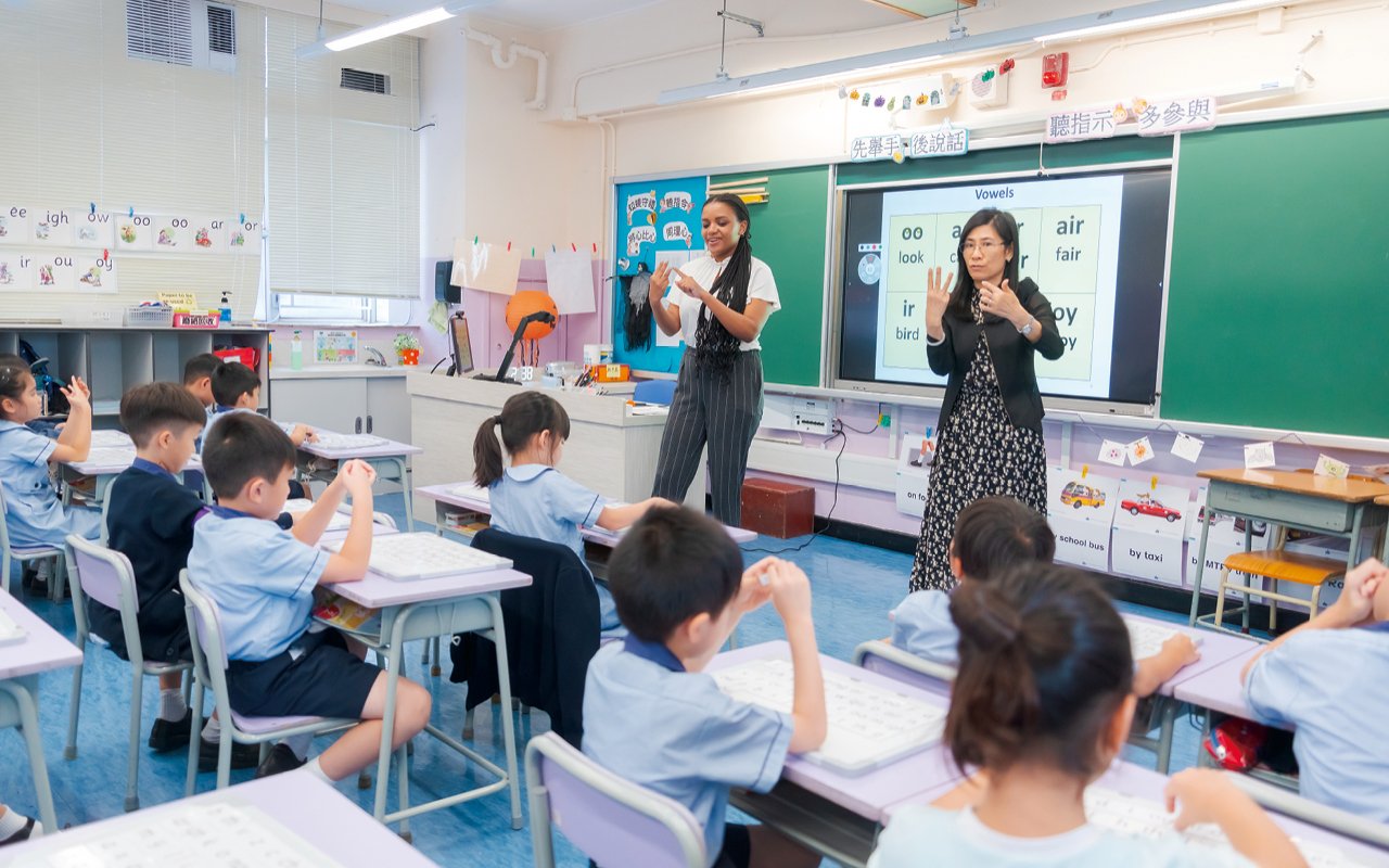 學校致力設計貼合學生學習需要的英語校本課程，設有牛津Read Write Inc（RWI）課程，由英文科老師和外籍老師一同教授，安排小一至小三級學生每週進行兩節 RWI課程，有系統地教導同學標準正確的英語拼音方法，藉以鞏固其英文會話基礎。