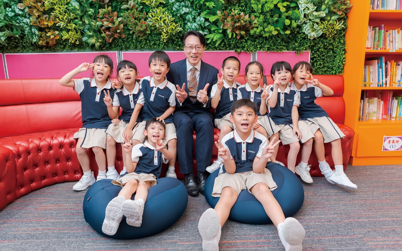此外，學校培訓學生成為「英語大使」，在外籍老師的培育與指導下，每年負責學校各類英語活動。學校亦積極引入外界資源，為同學提供豐富的英語活動。