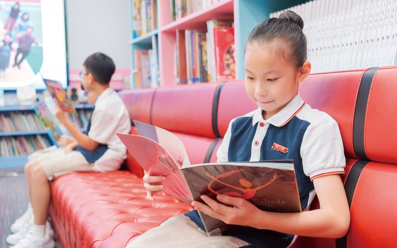 此外，學校培訓學生成為「英語大使」，在外籍老師的培育與指導下，每年負責學校各類英語活動。學校亦積極引入外界資源，為同學提供豐富的英語活動。