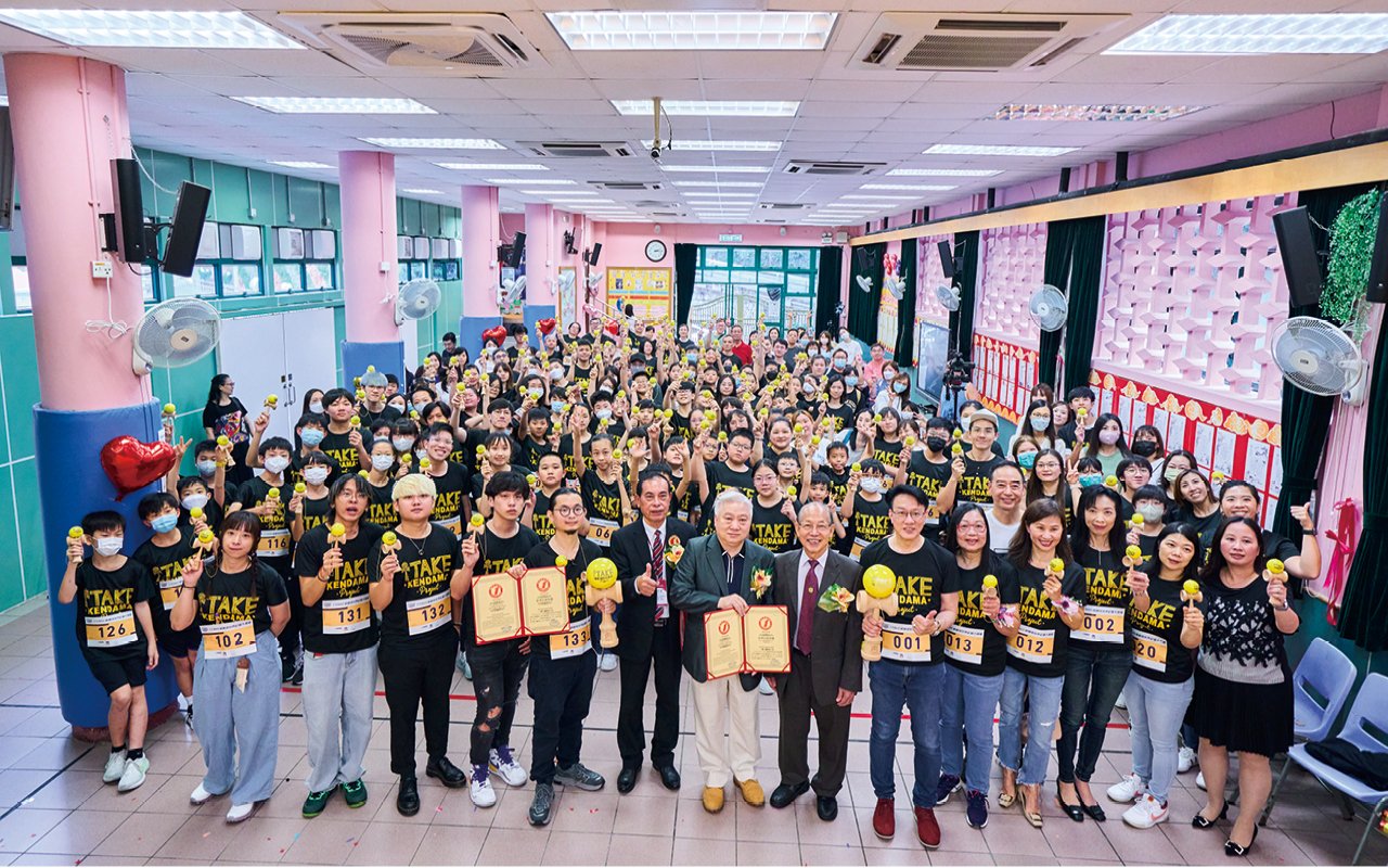 黃校長及其教學團隊本着對教育的熱誠，用心教學並收獲出色成果，教學質素備受外界肯定。
