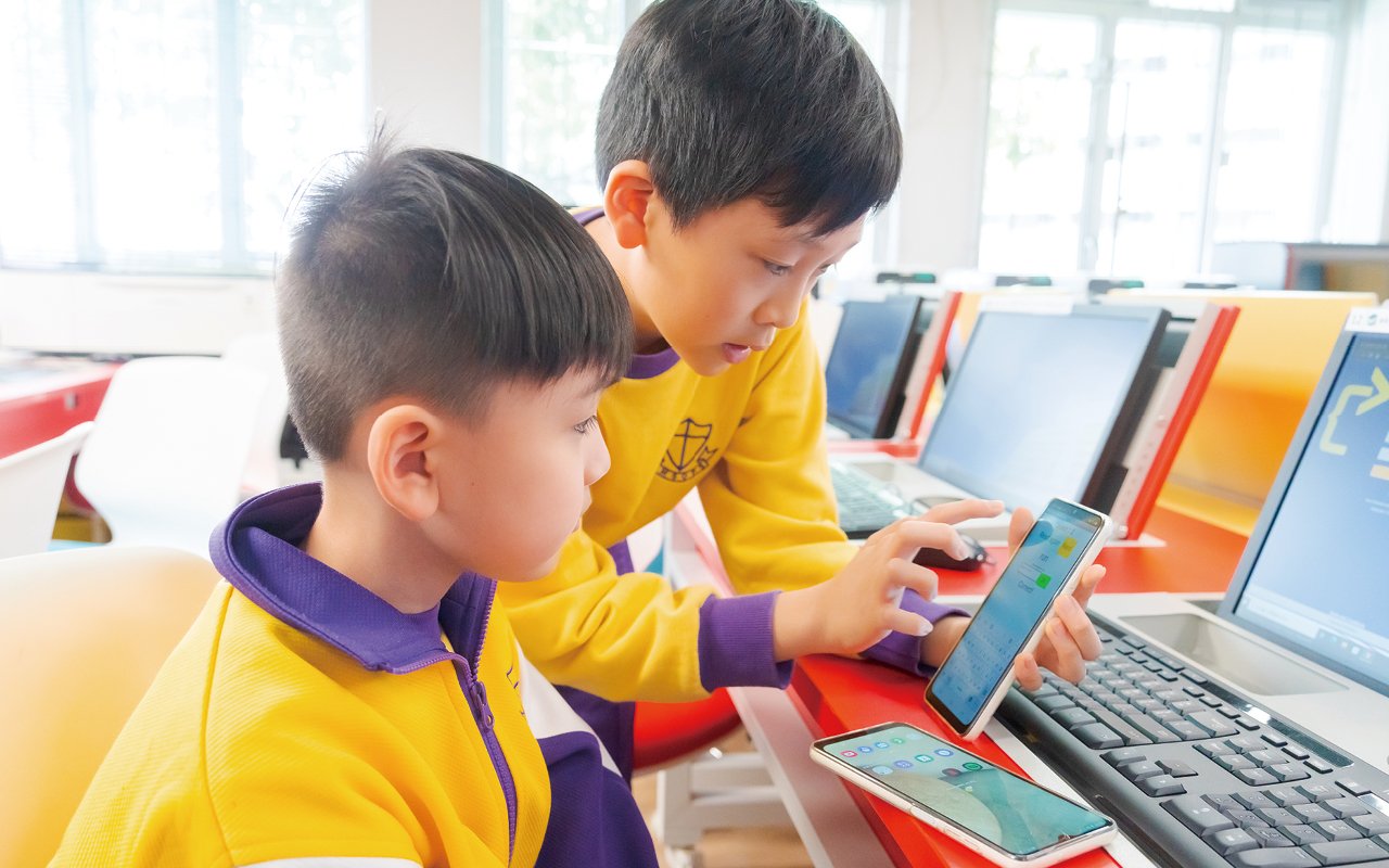 學校在英語教學規劃上加入跨學科元素，並廣泛運用電子學習平台或電子工具，以科技帶動英語教學，提升學與教效能。