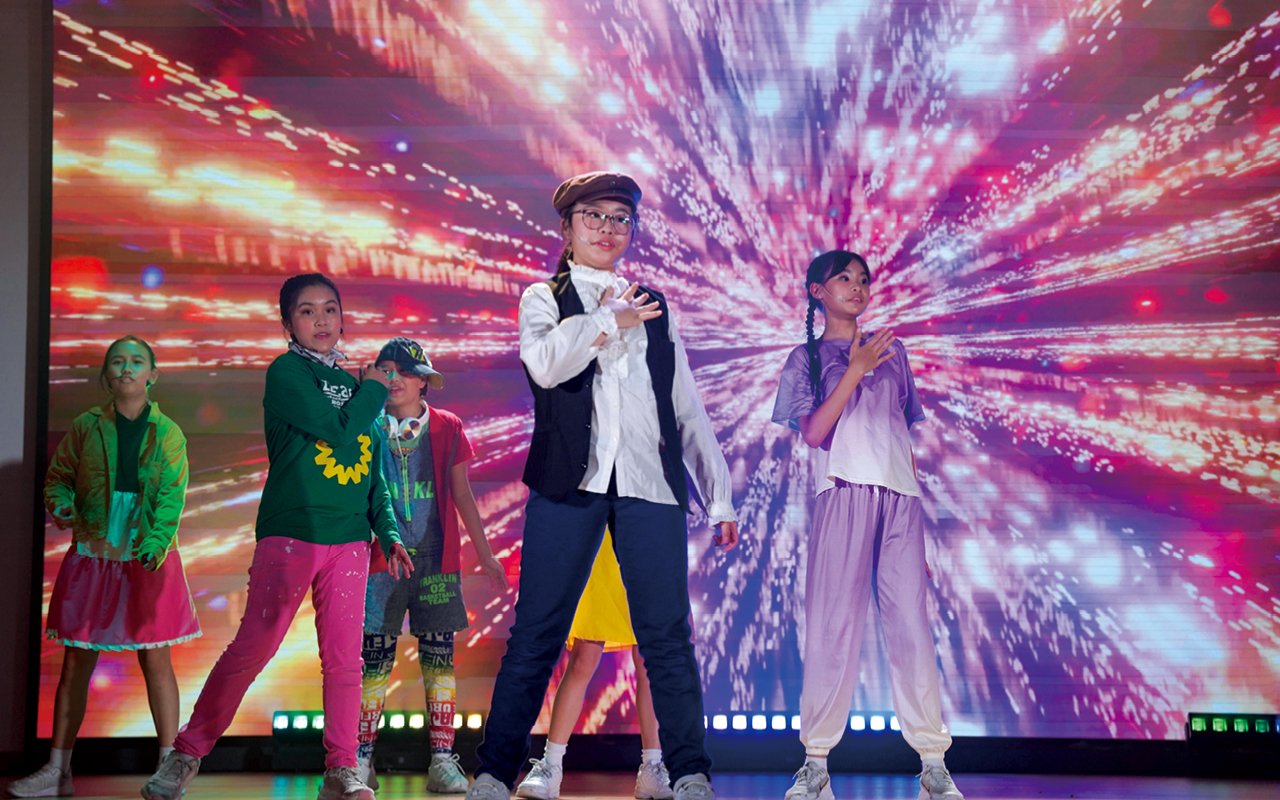 英文科組更會提供表演舞台「Little Stars on Stage」，學生可自由參與演繹故事、唱歌、朗誦等，皆由學生親身參與。