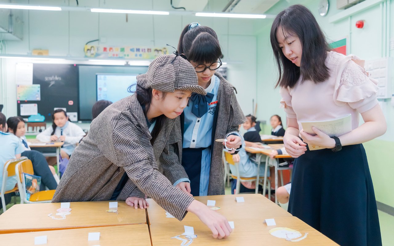 推廣閱讀風氣是學校的重要方針之一，一直抱持「把圖書館延伸到學校每一個角落」的理念，在操場建了兩個「Reading Café」，擺放不同類型的英文圖書，以及放置平板電腦，供學生隨時隨地閱讀。