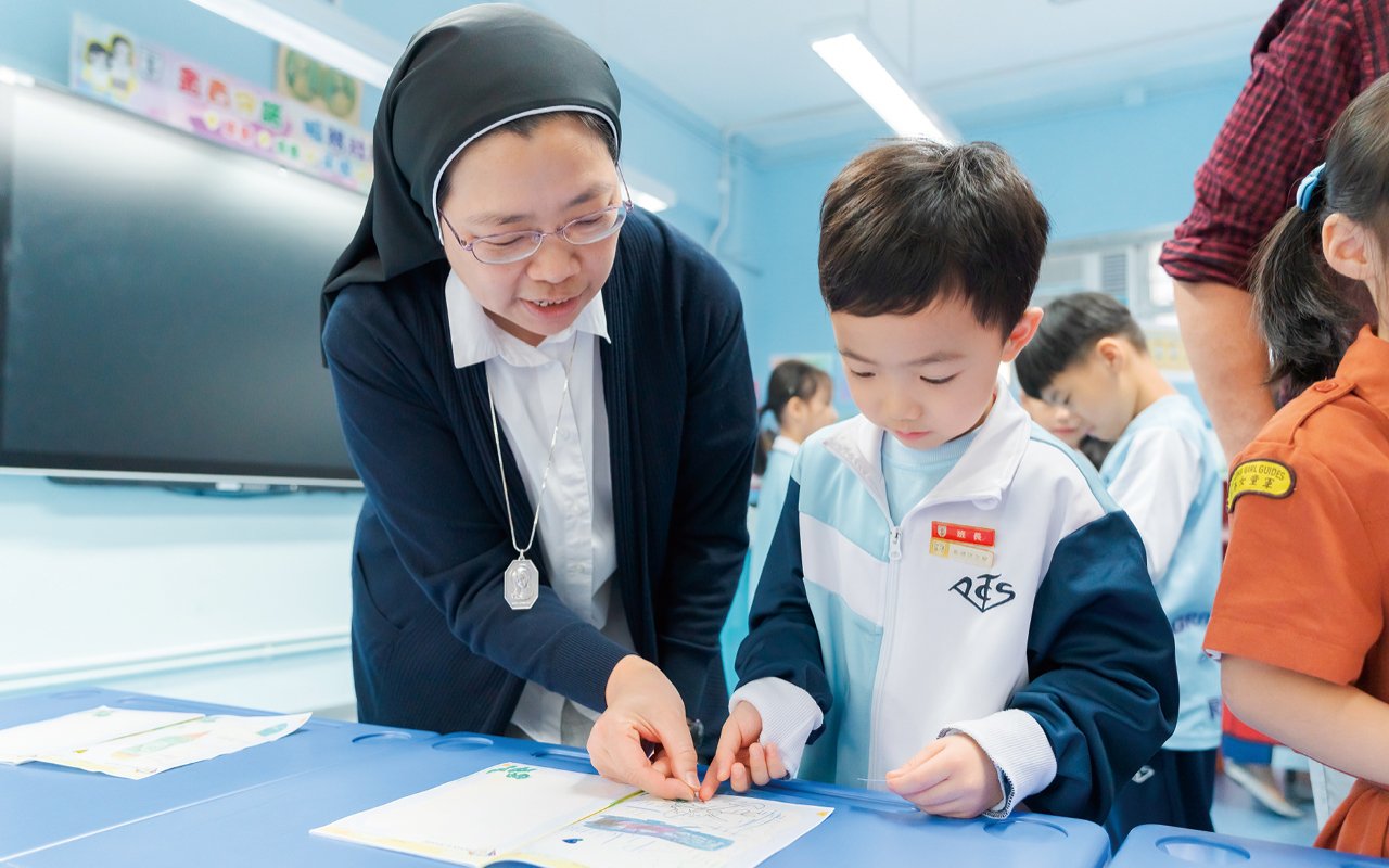 學校編寫校本小冊子，為升小學生鞏固知識，並設有幼小銜接課程，幫助學生適應小學課程。
