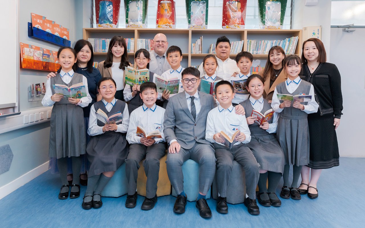 鄭庭輝校長希望學生具備兩文三語能力，通過校本課程、資訊科技設備、學習活動等方面入手，持續精進學生的英語水平。