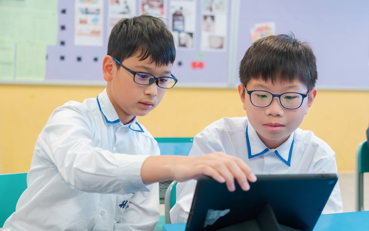 鄭校長深諳資訊世界瞬息萬變，科技日新月異，因此學校在教與學上大力推行電子學習模式。