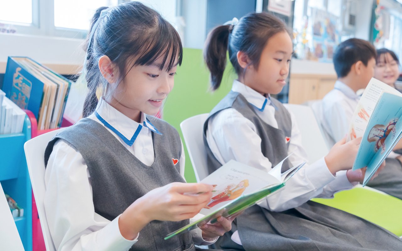 學校將英語元素滲入不同科目與活動中，從跨學科切入，讓同學學會新知識的同時鞏固英文基礎。
