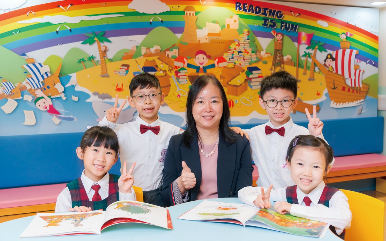 香港中文大學校友會聯會張煊昌學校以學生為本，投放資源聘請 4 名外籍英語老師，安排他們負責不同的英語課程與課外活動，積極地營造豐富的英語語境。