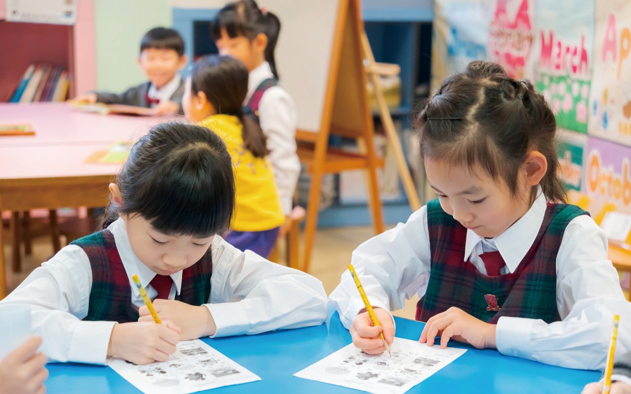 學校透過整合時間表，為小一下午時段編排校本「A＋課程」，每星期共有9堂，涵蓋視覺藝術、音樂、英語戲劇、朗誦等藝術元素，推展跨學科單元式學習。