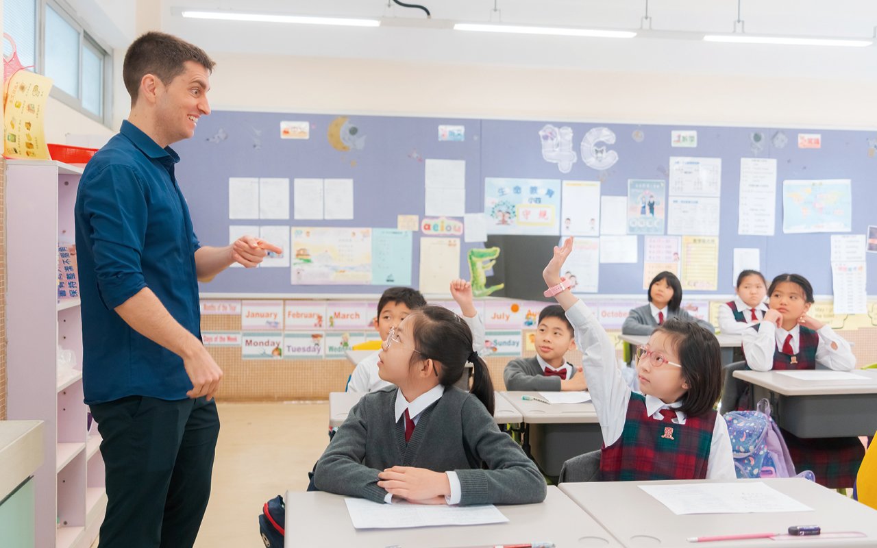 英文科四至六年級參加教育局的英語學習計劃「Keys2 Literacy Development」，每個年級設四個單元，每星期安排外籍老師與本地老師教授兩堂「Keys2」課，提升學生的閱讀與寫作能力。