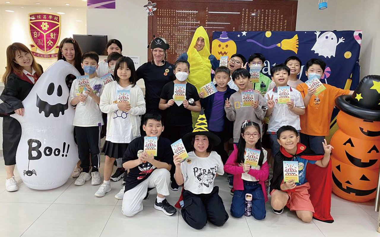學校貫徹跨科學習理念，結合英文科與常識科，推展「FUN STEAM@ECA」，學校會安排外籍老師在課外活動課中與常識科老師協作，務求增加學生聽、說的機會，營造沉浸式英語學習環境。