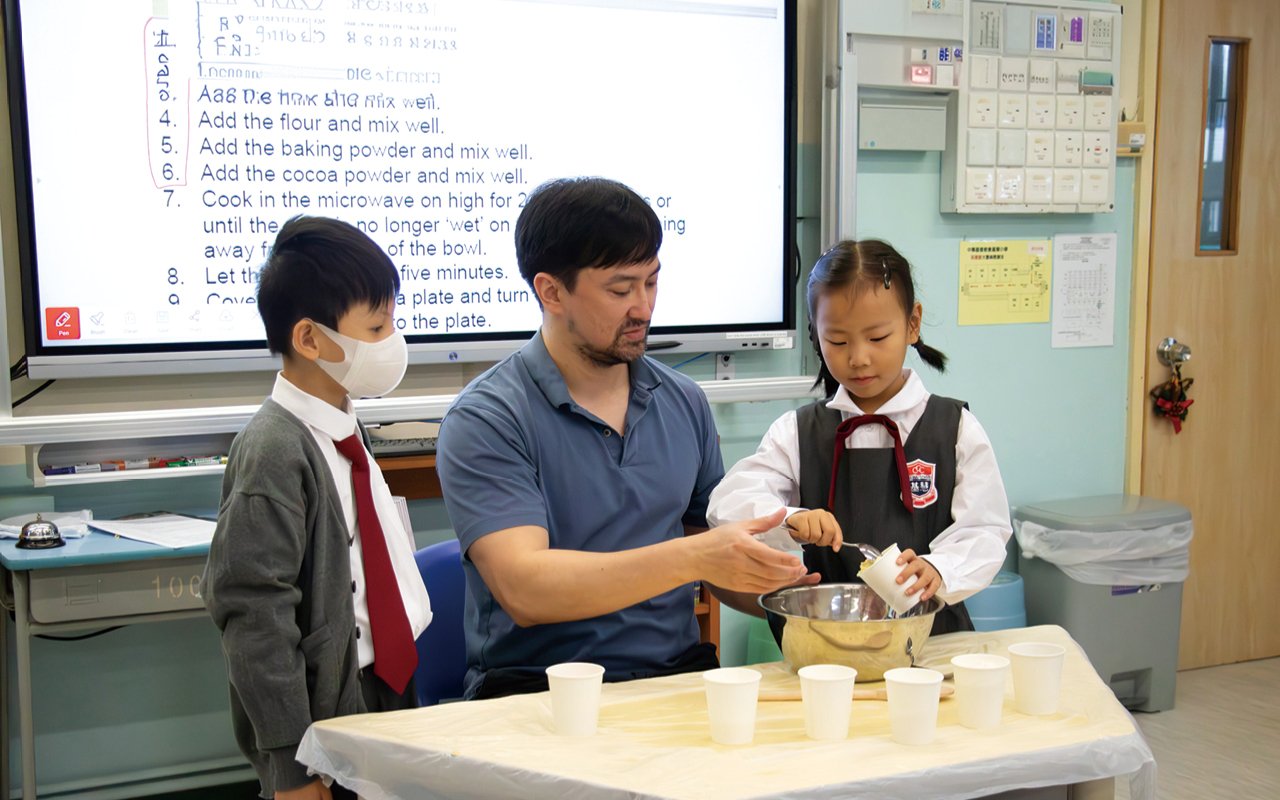 The school also arranges a lot of interesting activities, such as teaching students how to make small cakes. The teacher will distribute a list of materials, and students need to carefully read the required materials and each production step, and learn a lot of words from it. Also, because they learn English while cooking, they can learn and use it to enhance their memory.
