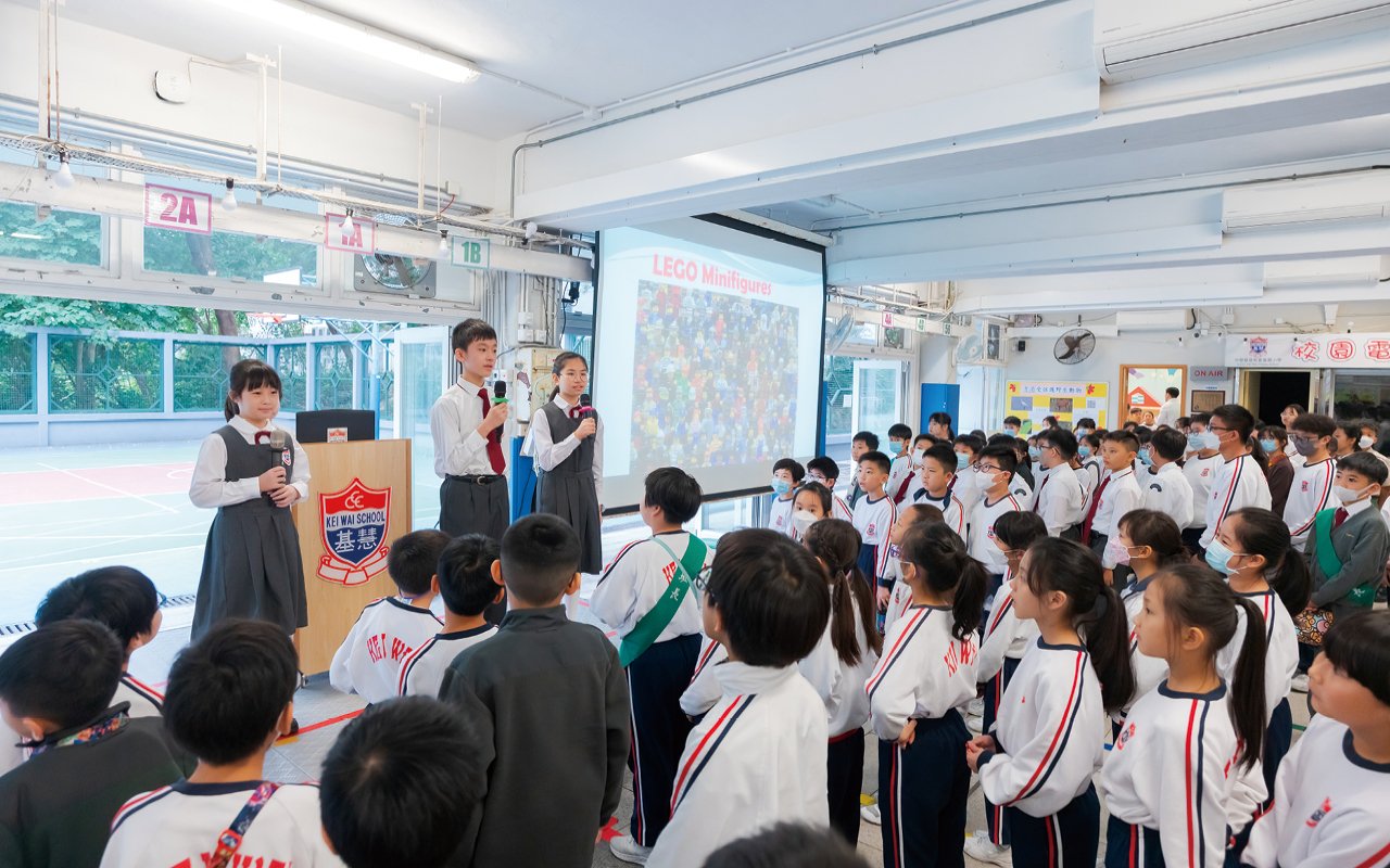 The school holds English activities every week, including foreign teachers inviting students to use English broadcasts in the morning assembly; a campus live broadcast room is also set up, where students are invited to live broadcast and report the weather of the day to the whole school in English to train their speech courage and English speaking ability.