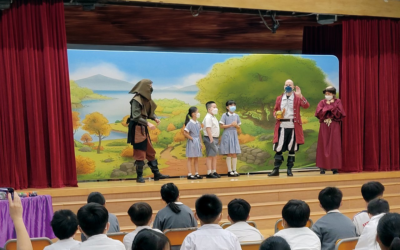 The school has held drama activities, and the dramas selected are all world famous works. For example, students have been arranged to appreciate the story of Robin Hood, and students have been arranged to interact with the actors. The appeal of the drama can increase students' interest in learning English.
