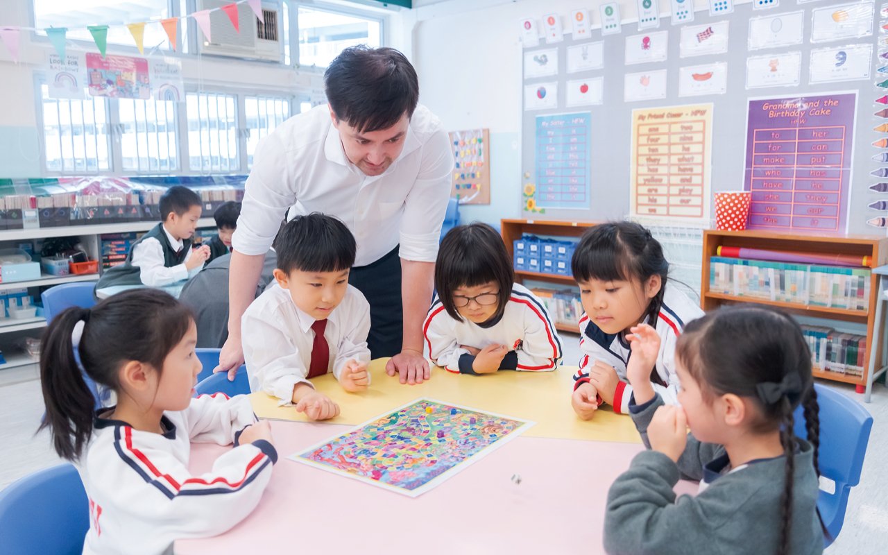 The school has designed a variety of interesting English experiences to make students enjoy being in an English environment.