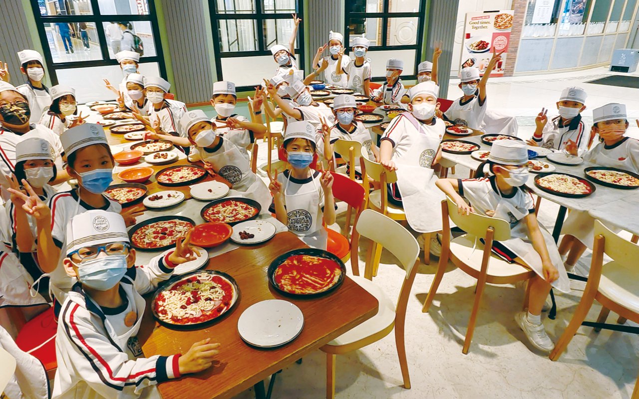 In order to allow students to apply what they learned in textbooks to real situations, the school once took students to a pizza shop to make pizza on site.