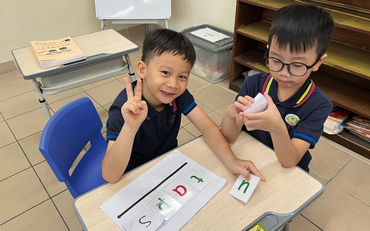 英文科組會在每班挑選兩位英語大使，負責協助老師展開豐富的英語活動，例如：Phonics Fun Fun Fun、English Week、主持Talent Show等，增加學生在日常生活中使用英語的機會。