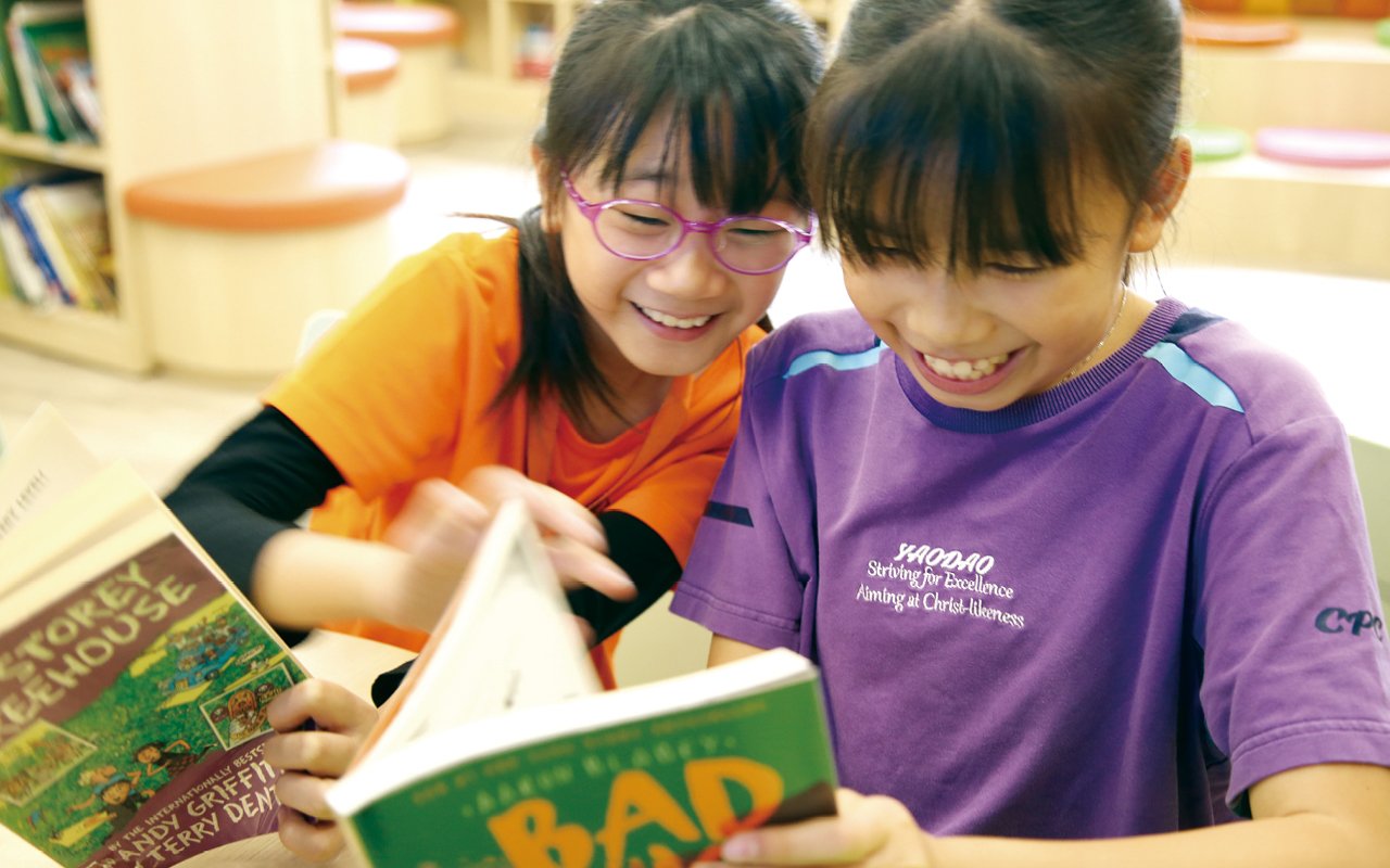 學校制定全方位英語教學策略，藉着實境式學習體驗，引導學生自我管理並建立自我期望，將所學知識內化及應用。