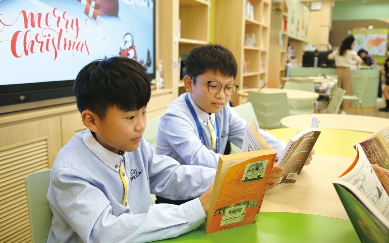 學校除了安排學生在早讀時段閱讀英文書籍外，同學在小息時間亦可以進入英語室，參與由外籍老師帶領的互動遊戲、桌遊等。
