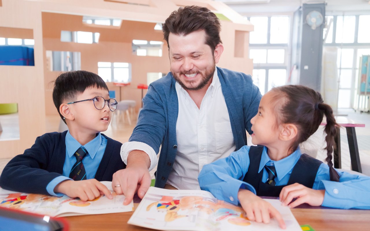 學校特別聘請3位外籍英語老師，營造豐富的英語學習環境，設計多元化的英語活動，鼓勵學生走出課室，在生活中活學活用英語。