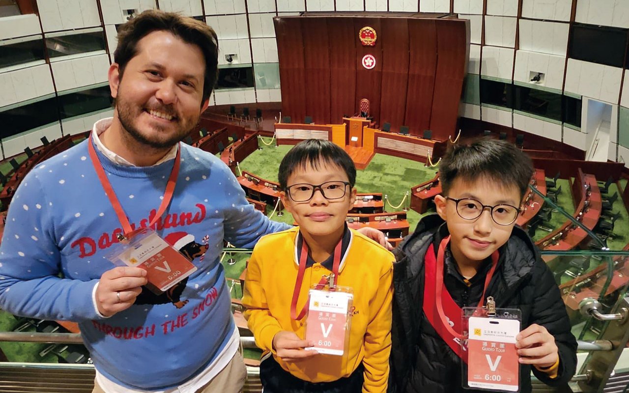 學校特別聘請3位外籍英語老師，營造豐富的英語學習環境，設計多元化的英語活動，鼓勵學生走出課室，在生活中活學活用英語。