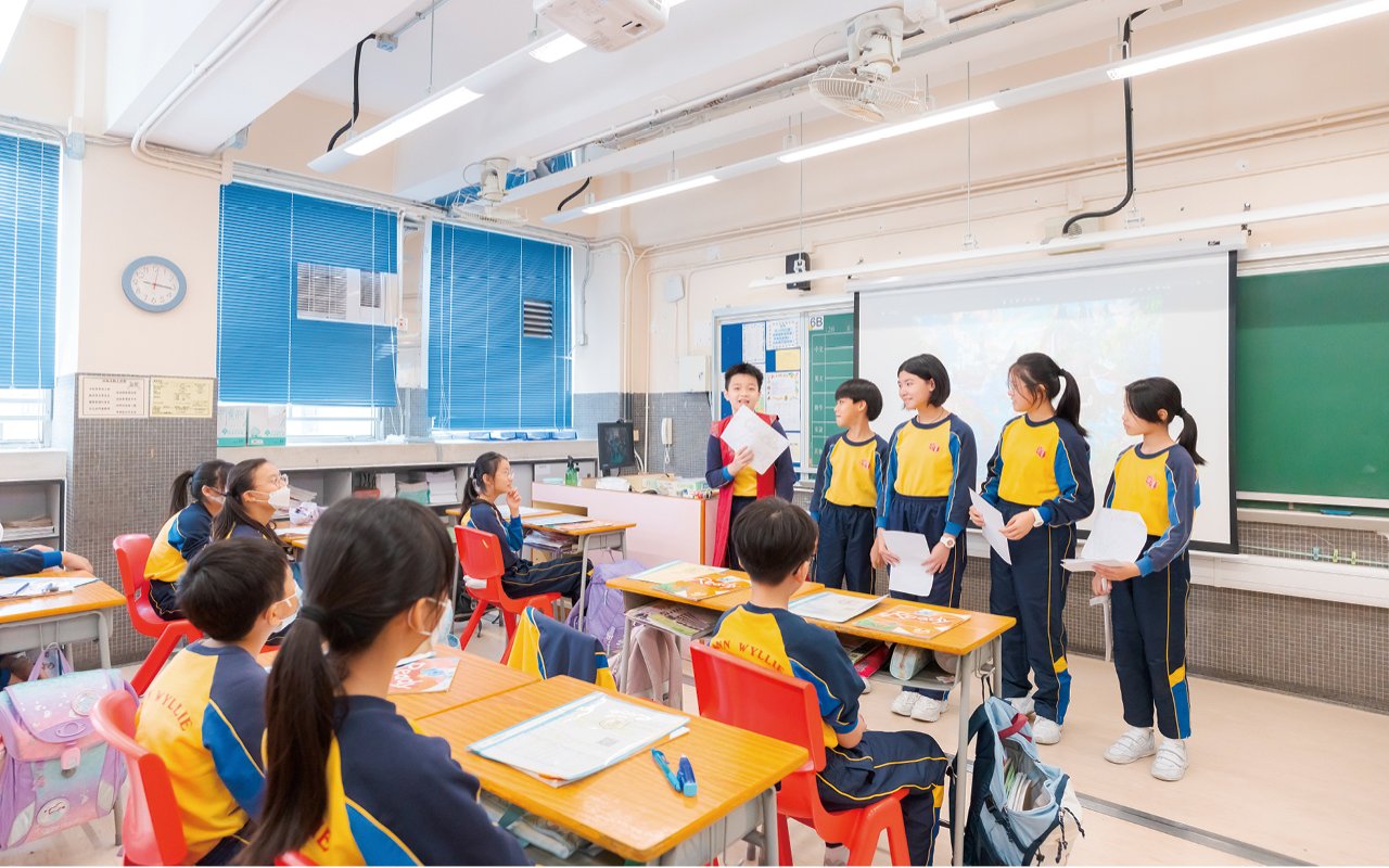 引入國際教育模式，透過大量的「Task-based project」，讓學生能從「小組討論」、「口頭匯報」、「演講」、「實作活動」、「自評」、「互評」中點燃對英文的興趣，建立良好的語文運用技巧，實現跨科學習的優勢。