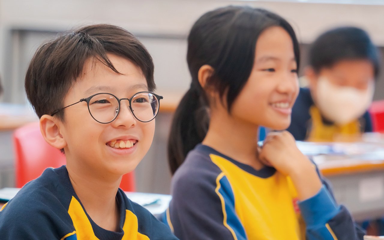 校內的英語活動多不勝數，除「English Fun Day」、「English Hunter」、「English Summer Camp」 和「International Language Day」 外，學校亦特別糅合戲劇元素，推出「英語小劇場」，讓學生能發揮個人小宇宙，自行創作舞台劇劇本，再透過全校性的演出，強化其英語自信，建立孩子的舞台光芒。
