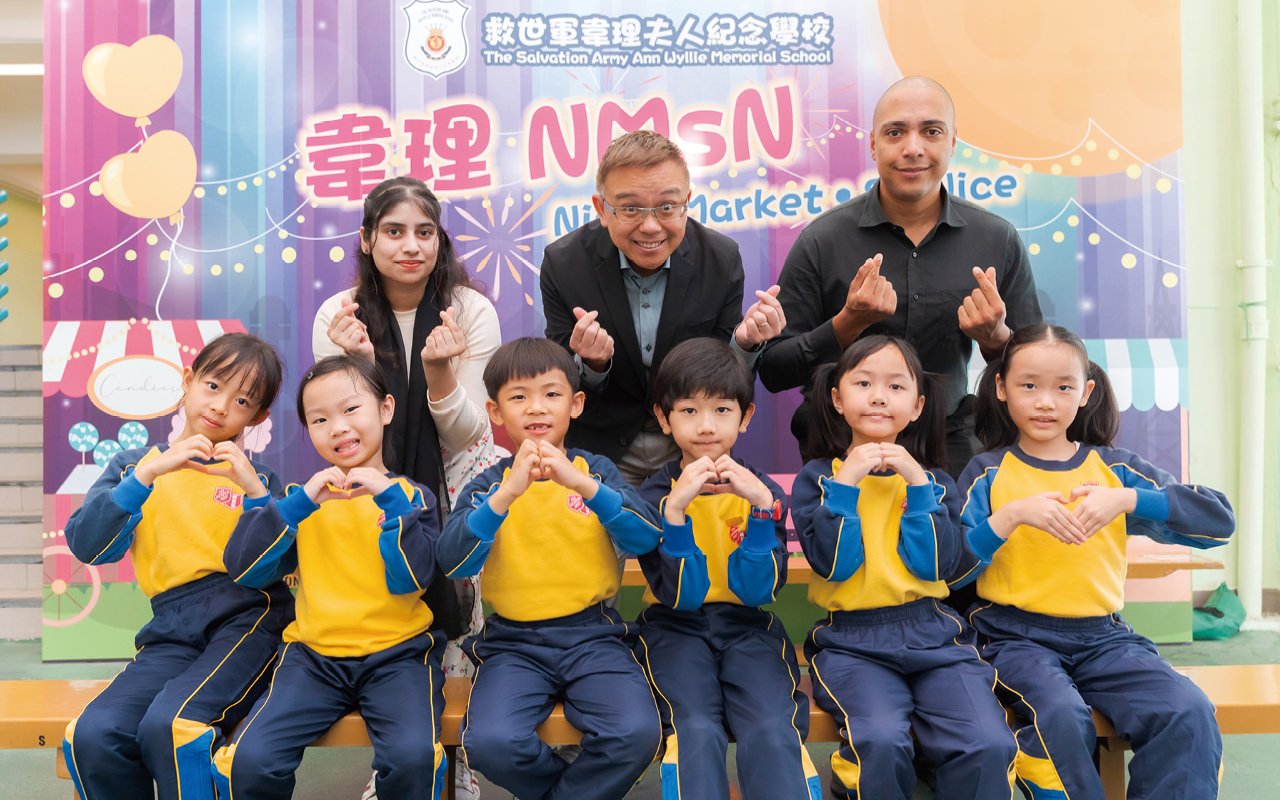 校內的英語活動多不勝數，除「English Fun Day」、「English Hunter」、「English Summer Camp」 和「International Language Day」 外，學校亦特別糅合戲劇元素，推出「英語小劇場」，讓學生能發揮個人小宇宙，自行創作舞台劇劇本，再透過全校性的演出，強化其英語自信，建立孩子的舞台光芒。