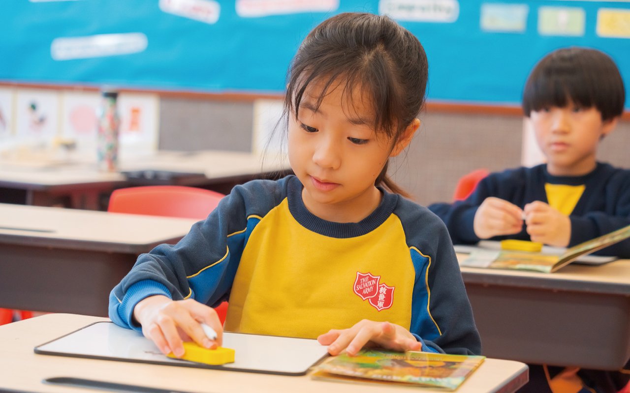 校內的英語活動多不勝數，除「English Fun Day」、「English Hunter」、「English Summer Camp」 和「International Language Day」 外，學校亦特別糅合戲劇元素，推出「英語小劇場」，讓學生能發揮個人小宇宙，自行創作舞台劇劇本，再透過全校性的演出，強化其英語自信，建立孩子的舞台光芒。