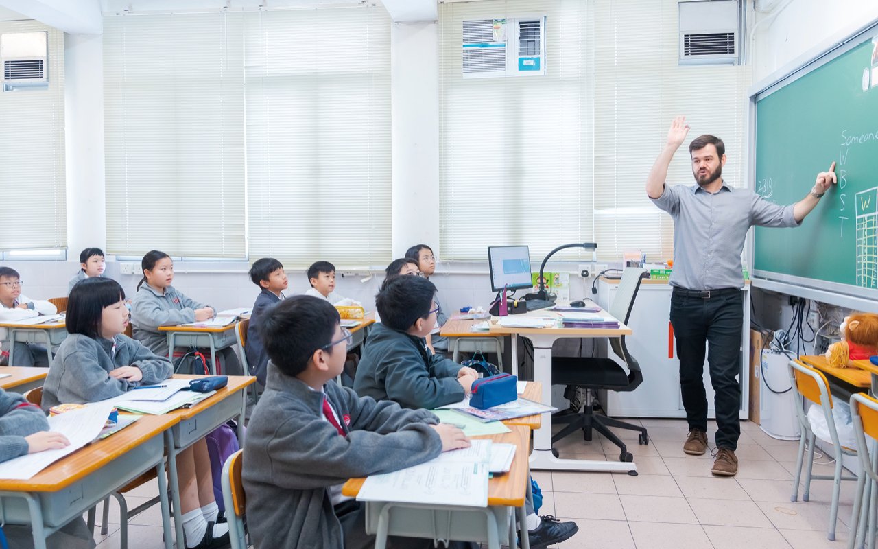英語作為其中一門重要的語言，學校希望以此為媒介，支援學生在品德、情意、情緒上的學習。