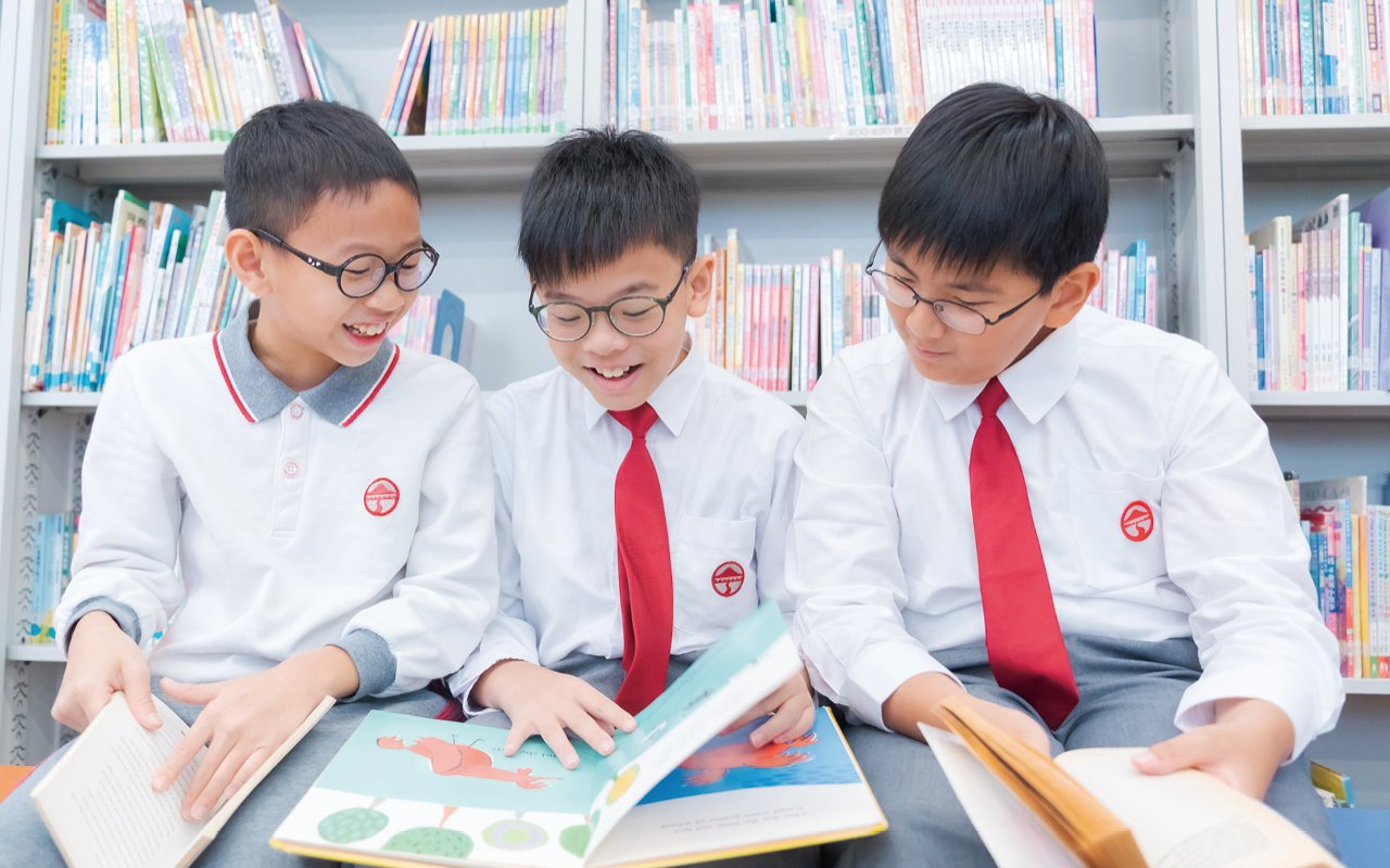 英語作為其中一門重要的語言，學校希望以此為媒介，支援學生在品德、情意、情緒上的學習。