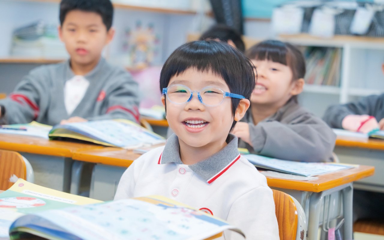 學校在課程規劃上並不僅局限於課本內容，而是將英語視作認識世界的工具，促進教學團隊持續深化藝術、體育等方面的專長，並將英語滲入不同範疇之中，擴闊同學的知識吸收層面。