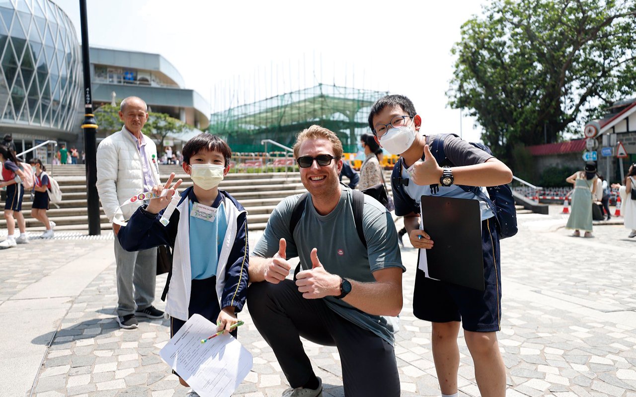 「跨學科專題研習日」則以走出課室為特色，鍾主任解釋，學英語不能單靠操練試題，能夠運用才會令人感到趣味