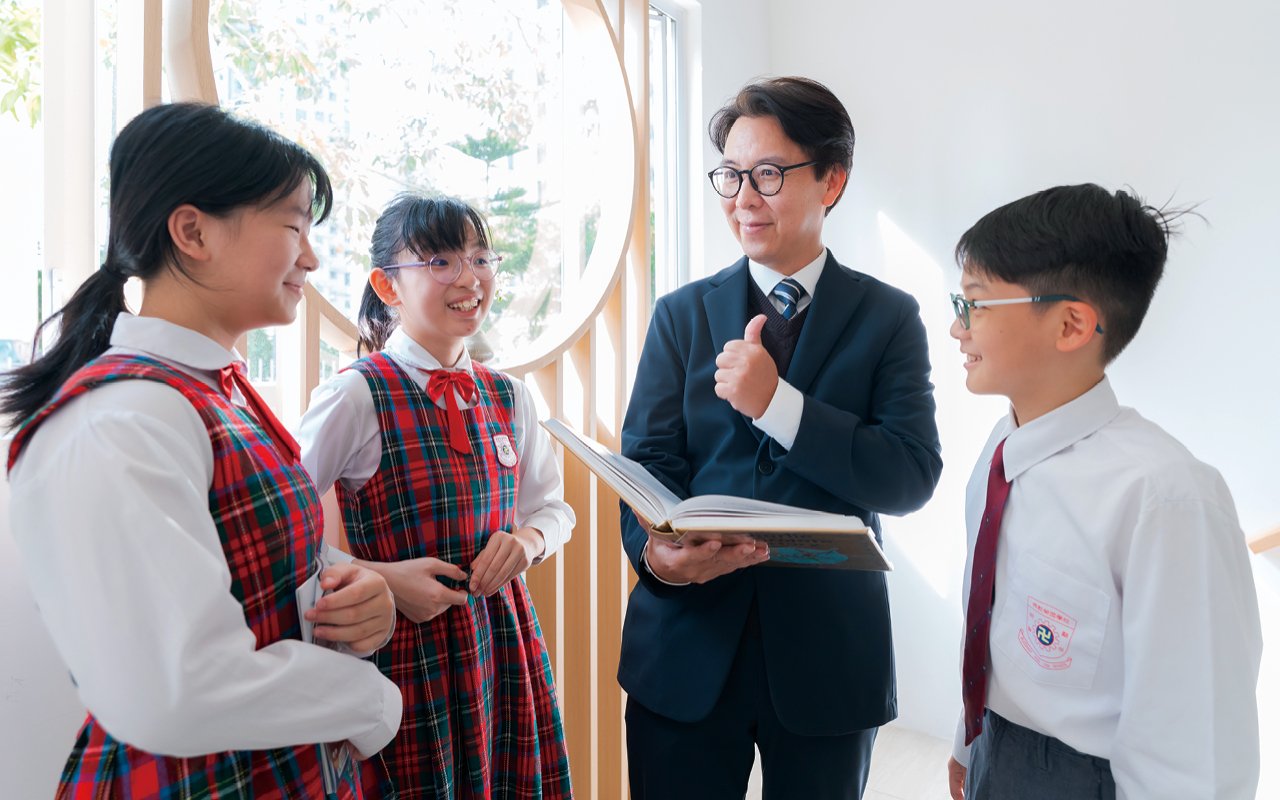 孫校長笑指：「學生不怕說英語，每早都看到他們跟外籍英語老師聊天。」