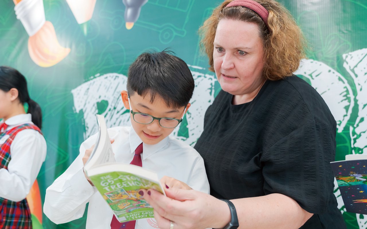 學校安排外籍英語老師在小息與午息與學生用英語交談，並配合節慶舉辦英語活動，訓練學生從小習慣跟英語使用者溝通的能力。