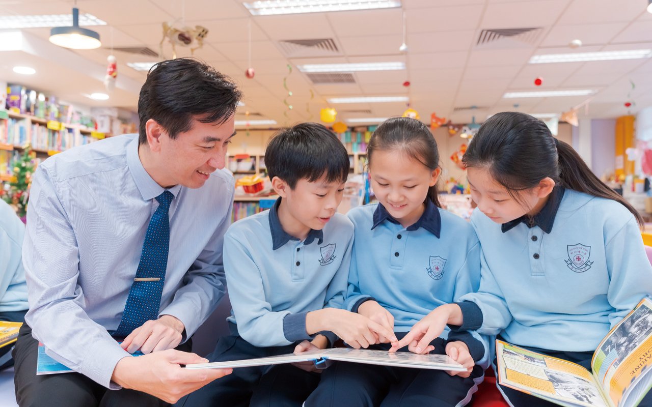 學校透過提供豐富的英語學習機會，幫助學生制定清晰的學習目標，並提升他們的英語能力和自信心。