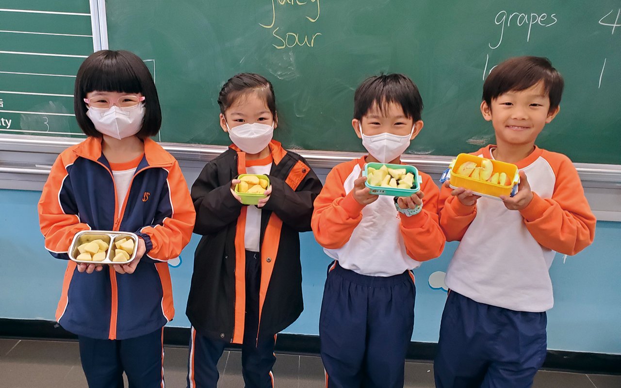 學校亦參與教育局的校本支援服務，根據最新課程指引，積極完善及優化校本課程，並加入有效的閱讀技巧教學法，為同學提供專業而優質的英語教育。