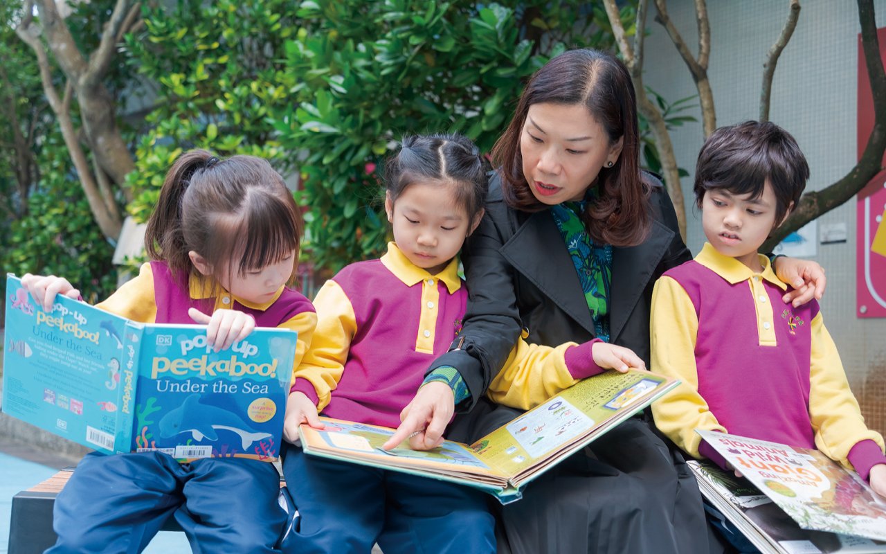 學校非常重視訓練學生的聽、說、讀、寫能力，善用資源以購入有聲圖書，希望同學在閱讀後培養獨立思考能力、擴闊學習視野。課程中會為同學練習會話技巧，並帶領他們於觀察後描述動物的不同身體部位。