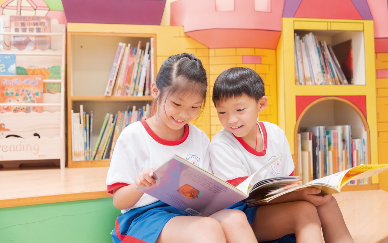 In terms of English learning, the school adopts diversified teaching methods, through strategies such as interdisciplinary reading, experiential learning and e-learning, so that students can learn English happily and apply English in daily life.