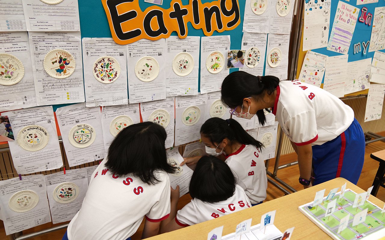 The school adds interdisciplinary reading elements to the English curriculum from Primary 1 to Primary 6 to help students combine English with knowledge points from different subjects. By reading English articles, students can improve their reading and comprehension skills and develop their topic research skills.