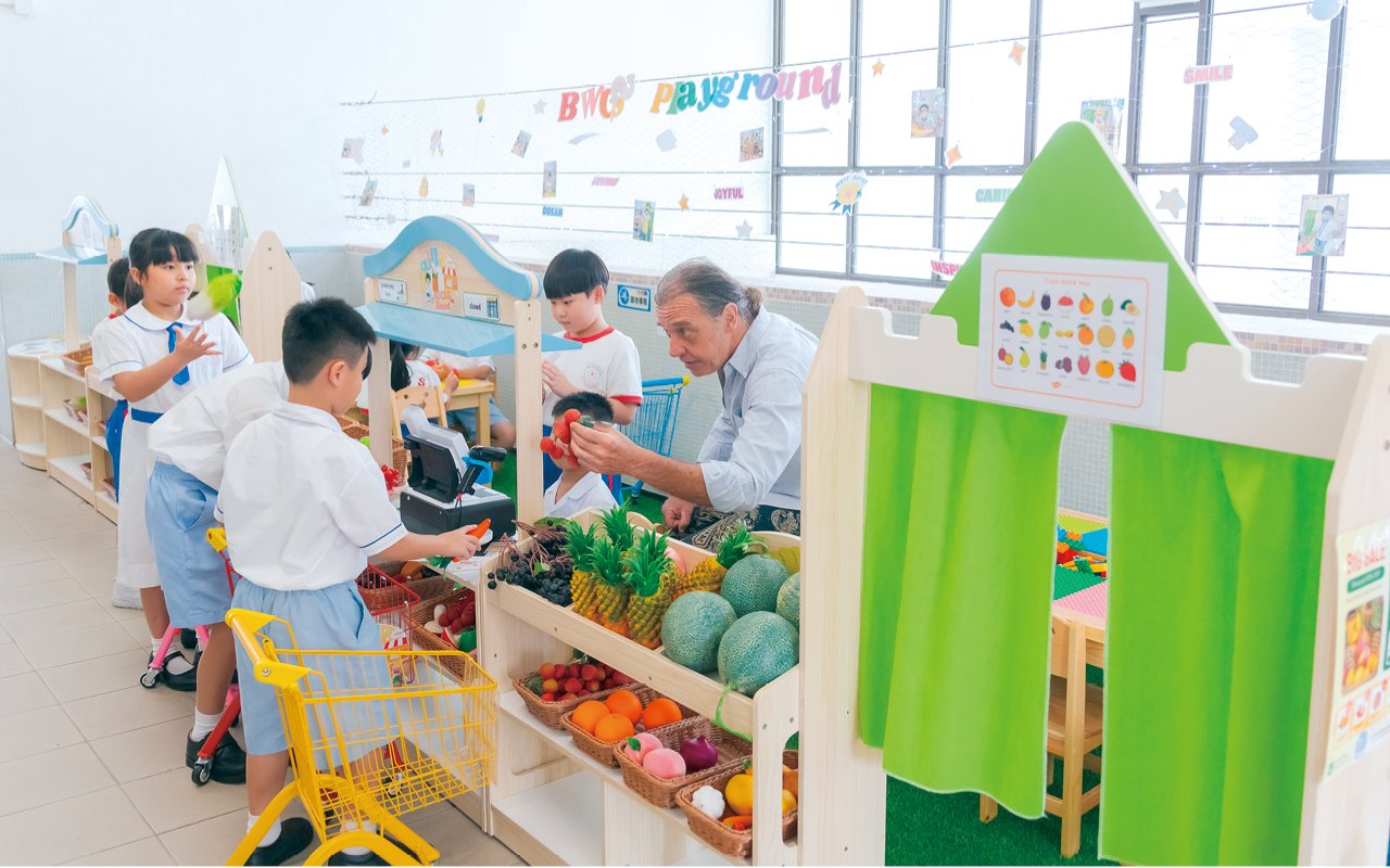 The school adds interdisciplinary reading elements to the English curriculum from Primary 1 to Primary 6 to help students combine English with knowledge points from different subjects. By reading English articles, students can improve their reading and comprehension skills and develop their topic research skills.