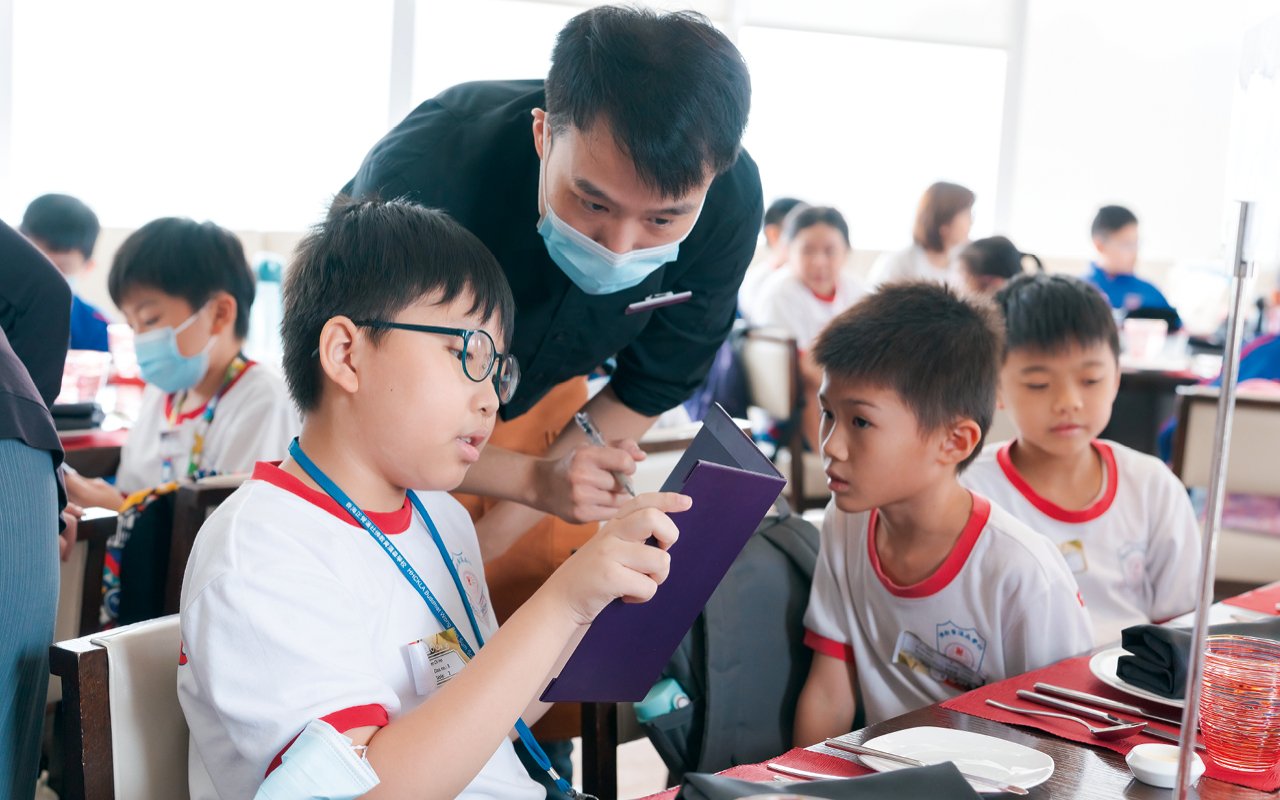 The school also arranged for students to have lunch in a hotel, and foreign teachers explained Western table manners to the students, such as the difference between spoons and teaspoons, reminding students of "dos and don'ts" during meals, etc.
