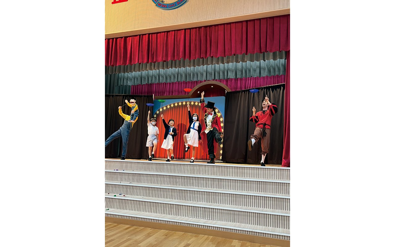 The school holds "Positive Energy Week" activities every year, allowing students to read books related to value education, participate in booth games, watch English dramas, English ambassador programs, etc., to establish an English learning atmosphere, encourage students to communicate more in English, and at the same time, correct values ​​and moral education are subtly passed on to students.