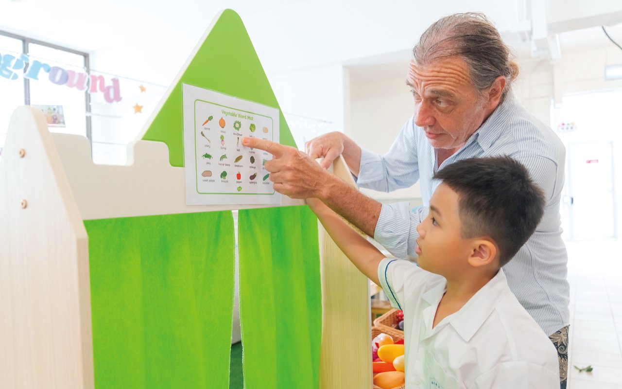 In order to train students to become excellent English users with a global perspective, the school arranges for students to study English literary works from different countries to understand the historical background of other countries, feel their cultural atmosphere, conduct cross-cultural exchanges, and apply the learned knowledge and skills to real situations, thereby establishing an international perspective, while learning to respect multiculturalism and understand different value systems and perspectives.