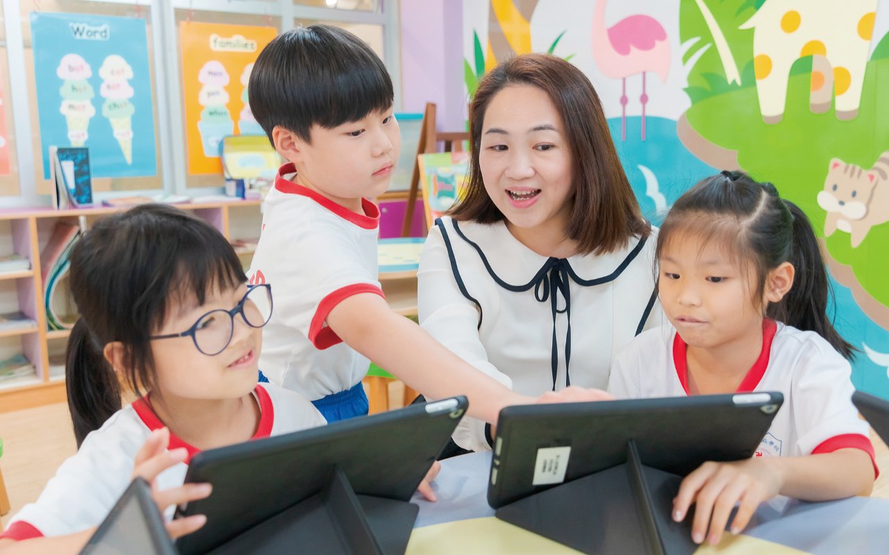 The school has always kept pace with the times and grasped the trend of electronic teaching. As early as 1998, it had implemented information technology education and designed school-based electronic textbooks. In 2002, it became one of the six trial primary schools for the Education Bureau's "Wireless Network-E-school Bag" project. It invested a lot of resources to build a school-wide wireless network and set up an e-school backpack teaching webpage to use laptop computers to trial Chinese, English, Mathematics and other subjects.