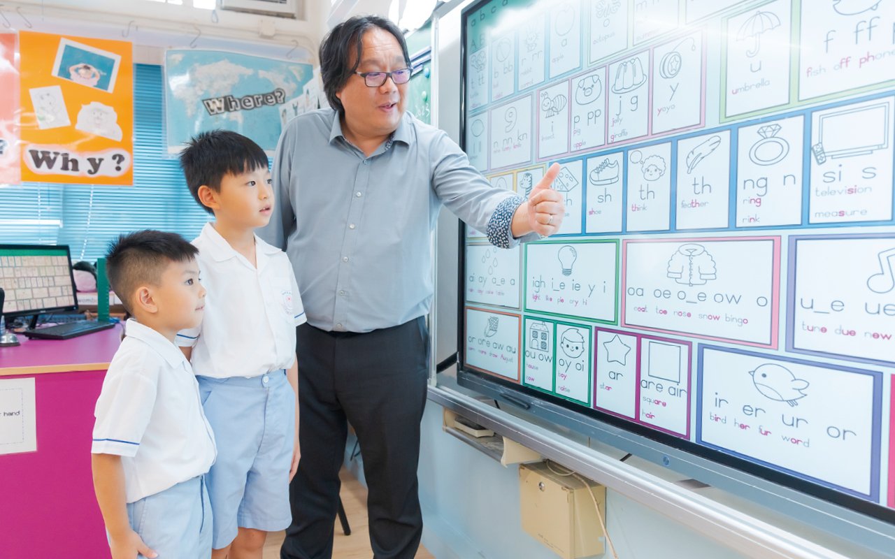 The school has always kept pace with the times and grasped the trend of electronic teaching. As early as 1998, it had implemented information technology education and designed school-based electronic textbooks. In 2002, it became one of the six trial primary schools for the Education Bureau's "Wireless Network-E-school Bag" project. It invested a lot of resources to build a school-wide wireless network and set up an e-school backpack teaching webpage to use laptop computers to trial Chinese, English, Mathematics and other subjects.