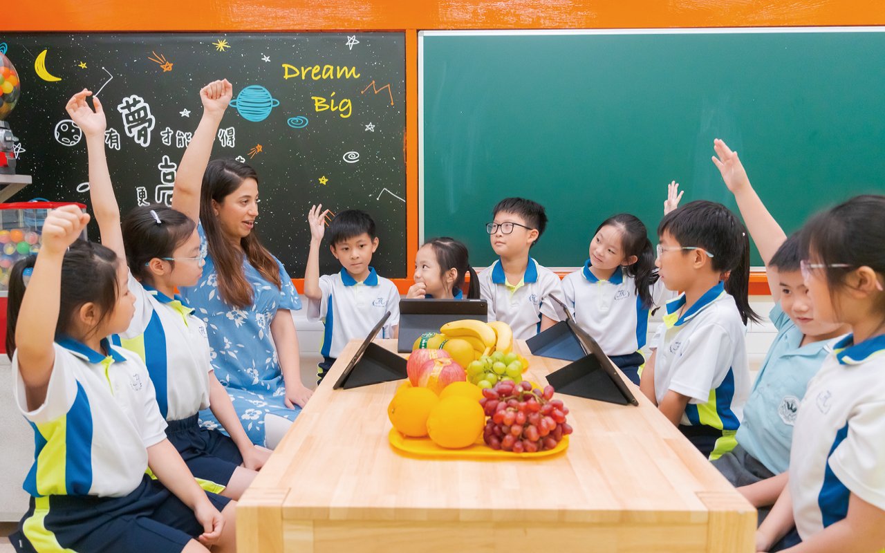 學校善用創新科技，將之與教育緊扣、結合，使英語學習更為生活化，為學生營建舒適、愉快的學習環境。